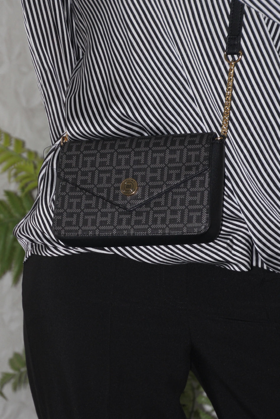 Tommy Hilfiger color block monogram, black small Crossbody bag